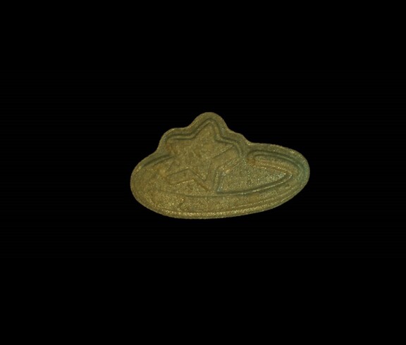 Vorderseite der zur Testung abgegebenen PopSmoke Ecstasy-Tablette