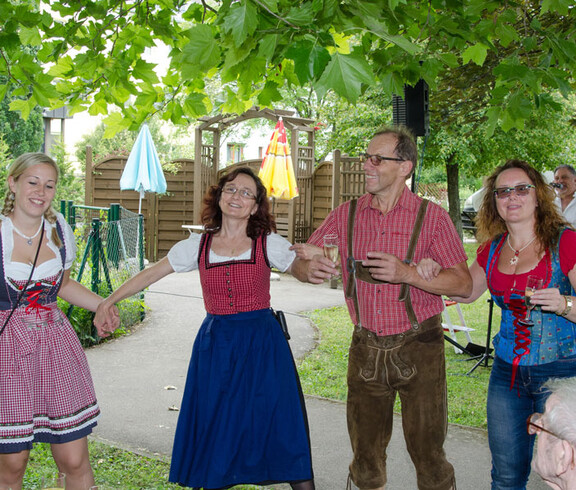 Sommerfest Haus St. Elisabeth Gruppenfoto tanzen