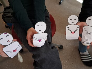 Aus Papier gebastelte und bemalte Figuren zum Thema Resilienz