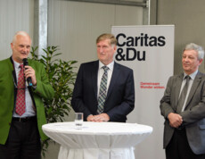 Drei Männer begrüßen zur Eröffnung 