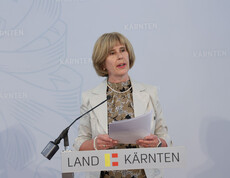 ahrgangsvorständin Dr.in Barbara Wiegele hält eine Rede und steht vor einem Pult