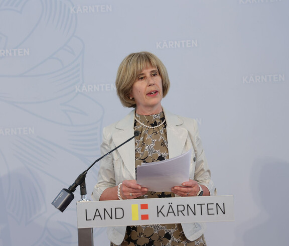 ahrgangsvorständin Dr.in Barbara Wiegele hält eine Rede und steht vor einem Pult