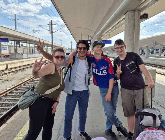 Jugendliche auf Bahnsteig
