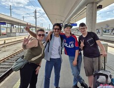 Jugendliche auf Bahnsteig