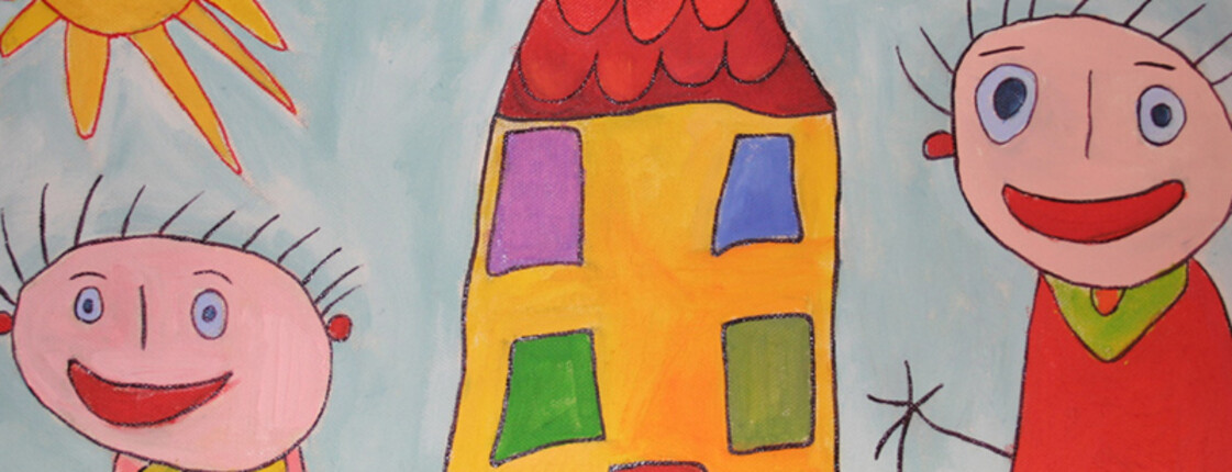 Kinderzeichnung: Zwei Männlein, der eine etwas größer als der andere, stehen mit einem lachenden Mund vor einem gelben Haus. Die Sonne scheint. 