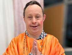 Mann als Shaolin-Mönch verkleidet