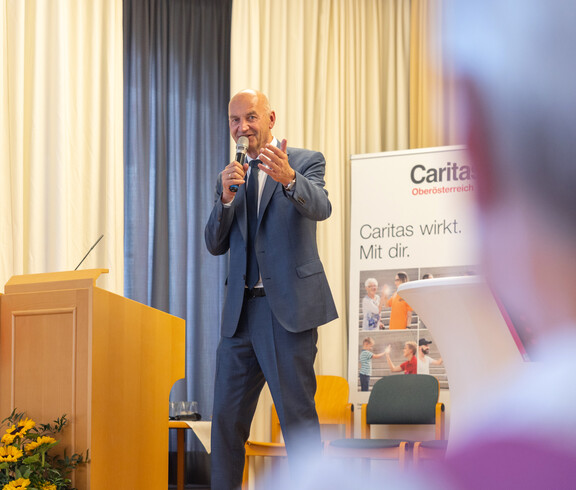 Mann spricht ins Mikrofon