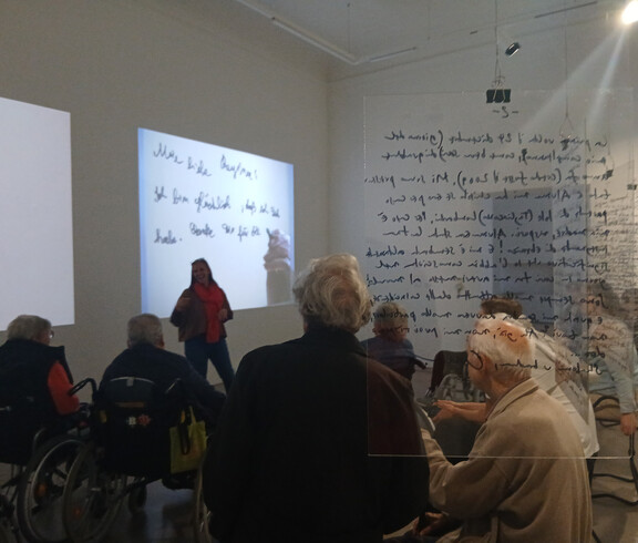 Gruppe von Bewohner*innen im MMK bei Präsentation; Vermittlung von Kunst und Erinnerungsarbeit für Menschen mit Demenz