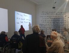 Gruppe von Bewohner*innen im MMK bei Präsentation; Vermittlung von Kunst und Erinnerungsarbeit für Menschen mit Demenz