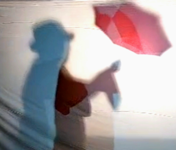 Schattenspiel Mann hält einen geöffneten roten Schirm in der Hand 