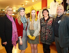 Fünf Personen posieren lächelnd im carla Shop Amstetten.