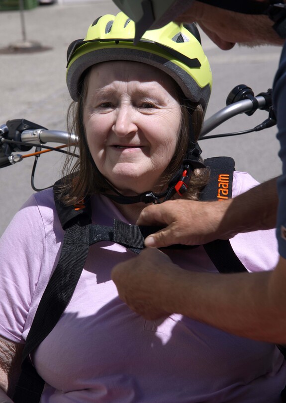 Szene: Frau mit gelbem Radhelm