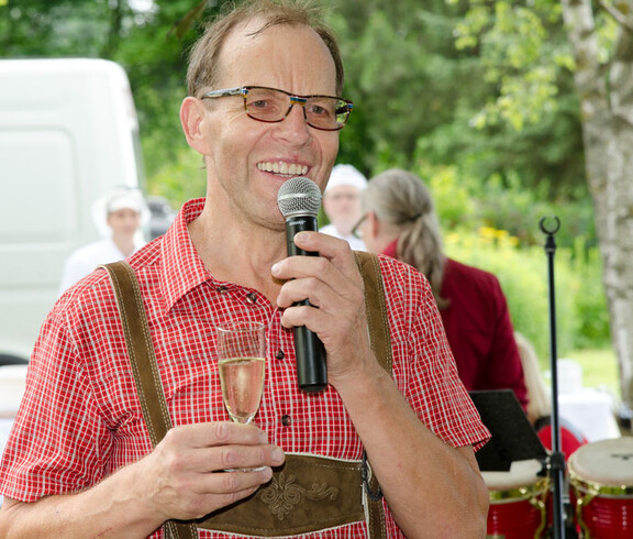 Sommerfest Haus St. Elisabeth Portrait Mann mit Mikrofon