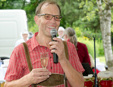 Sommerfest Haus St. Elisabeth Portrait Mann mit Mikrofon