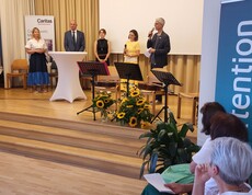Fünf Menschen stehen auf einer Bühne.