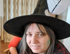 Eine verkleidete Frau