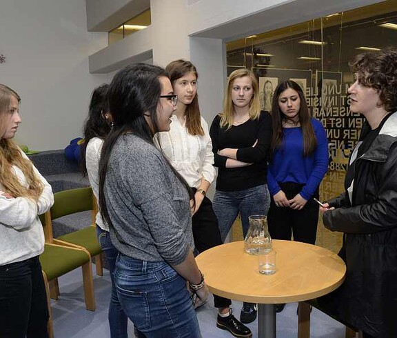 SchülerInnen und die Autorin Lena Gorelik diskutieren.