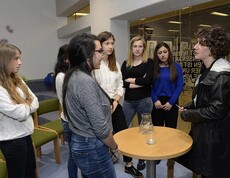 SchülerInnen und die Autorin Lena Gorelik diskutieren.