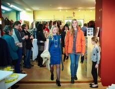 Zwei Frauen führen einem Publikum die Kleidung des carla Shops Amstetten vor.