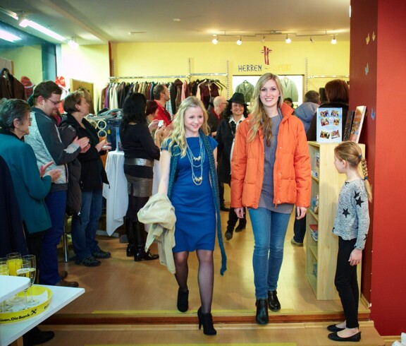 Zwei Frauen führen einem Publikum die Kleidung des carla Shops Amstetten vor.