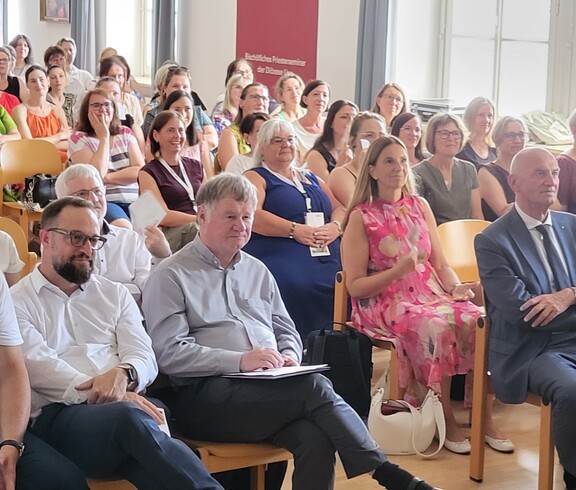 Menschen sitzend im Publikum