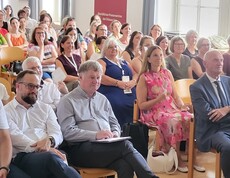 Menschen sitzend im Publikum