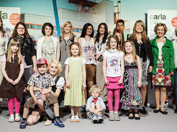 carla Modeschau: Ein Gruppenfoto zeigt alle Models, die an der Modeschau teilgenommen haben. In der ersten Reihe stehen dabei die Kinder. 