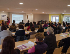 Fachtagung Haus St. Elisabeth Publikum hört der Vortragenden zu