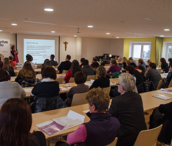 Fachtagung Haus St. Elisabeth Publikum hört der Vortragenden zu