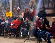 Ein Chor singt bei einer Weihnachtsveranstaltung.