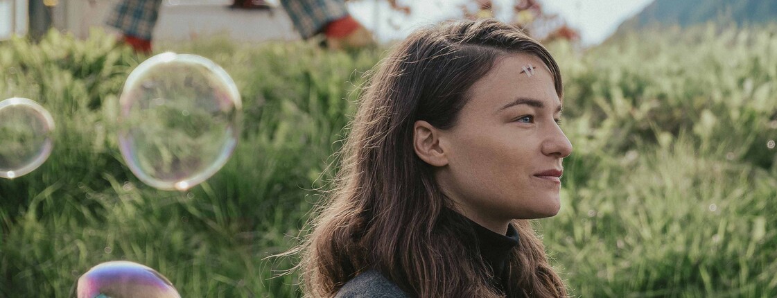 Frau blickt in die Ferne