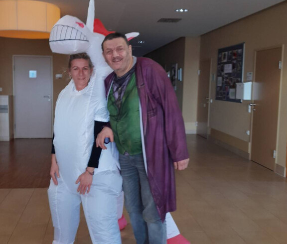 Zwei verkleidete Personen