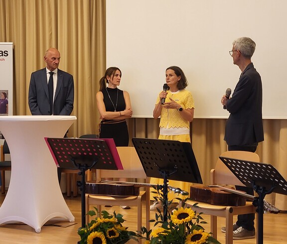Vier Leute stehen am Podium und diskutieren.