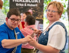 Mann und Frau tanzen auf einem Fest 