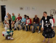 Zwei Personen in Kostümen