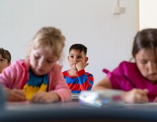 Kinder lernen und schreiben in Schulbücher. 
