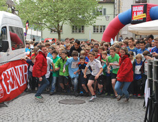 Startschuss bei einem Laufwettbewerb in der feldkircher Innenstadt. Eine große Anzahl von Menschen stehen in den Startlöchern und sind im Begriff loszurennen.