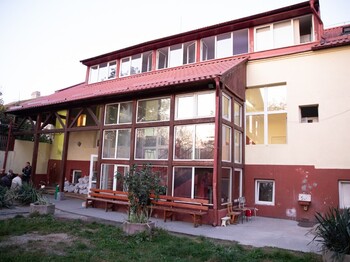 Das Haus des Nachtasyls von außen.