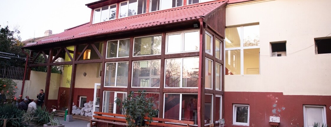 Das Haus des Nachtasyls von außen.