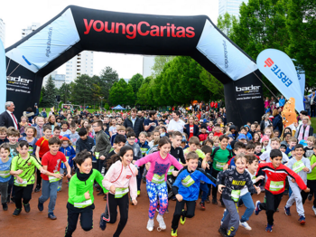 Viele Kinder beim Start eines Charity-Laufs