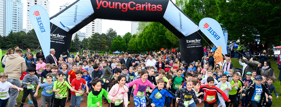 Viele Kinder beim Start eines Charity-Laufs