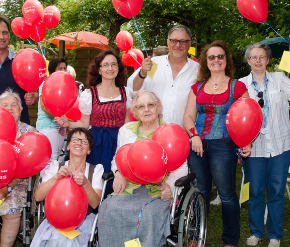 Sommerfest Haus St. Elisabeth Gruppenfoto mit roten Ballons