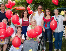 Sommerfest Haus St. Elisabeth Gruppenfoto mit roten Ballons